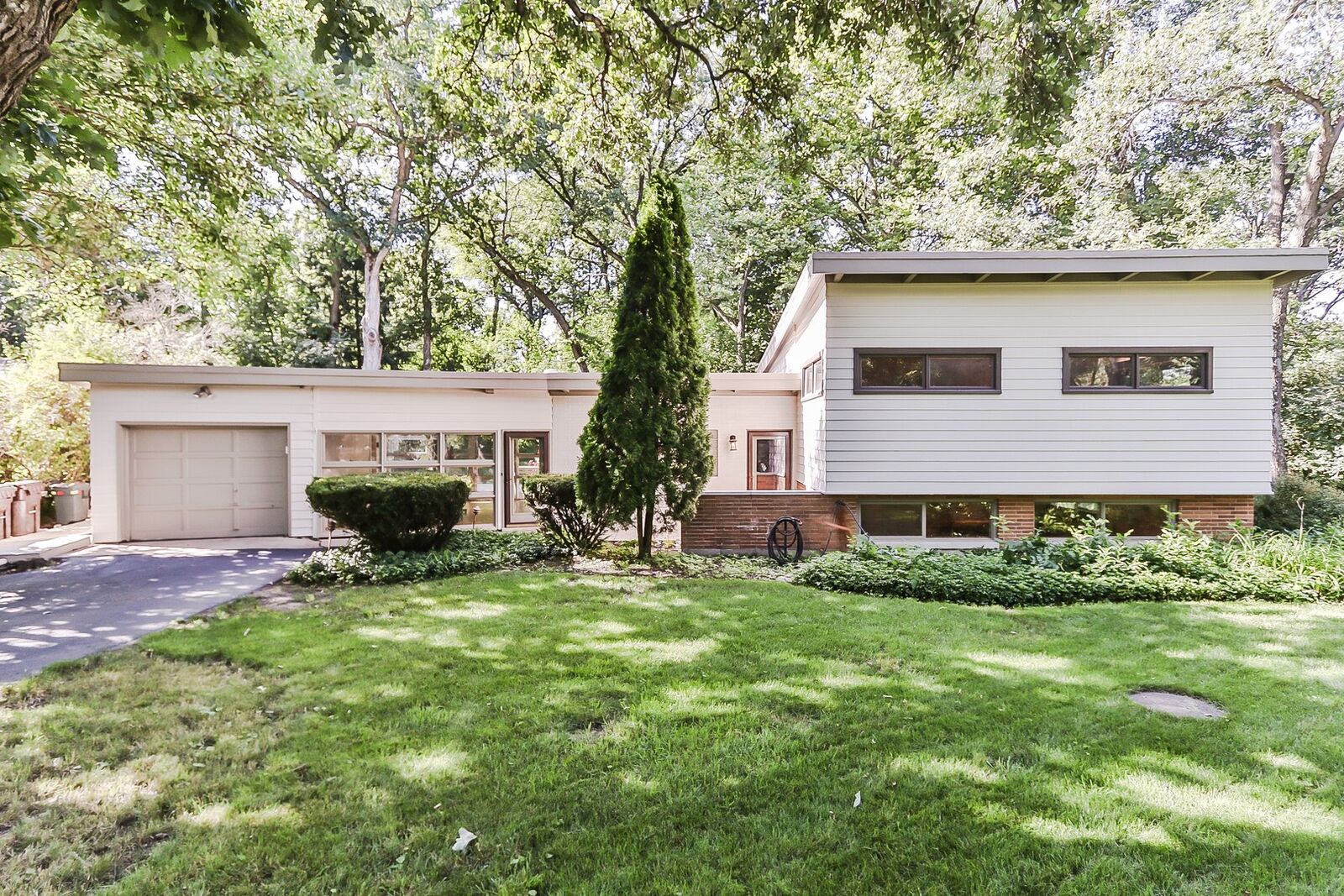 Property Photo: 587 Brookside IL 60010