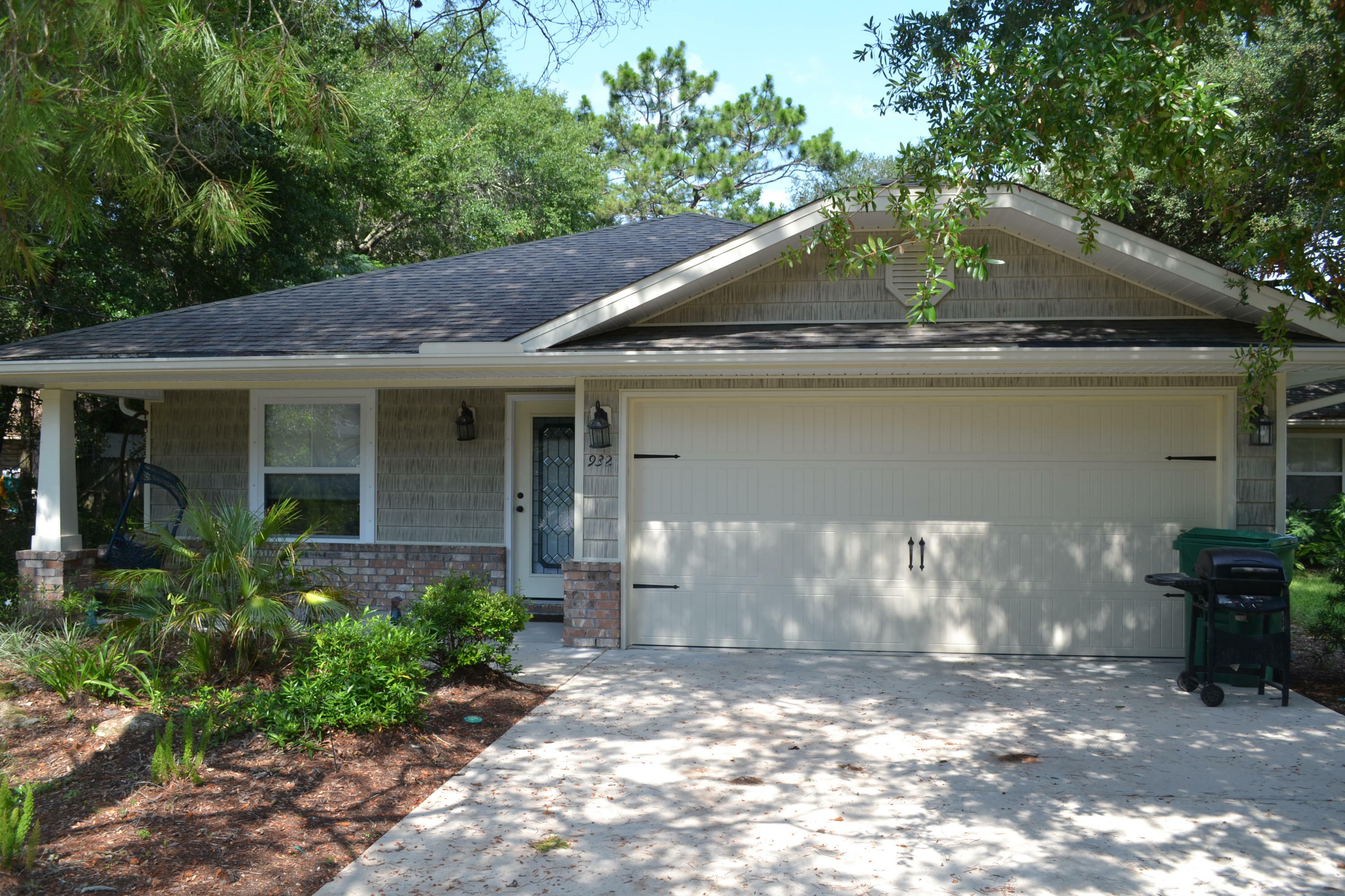 Property Photo:  932 Central Avenue  FL 32547 