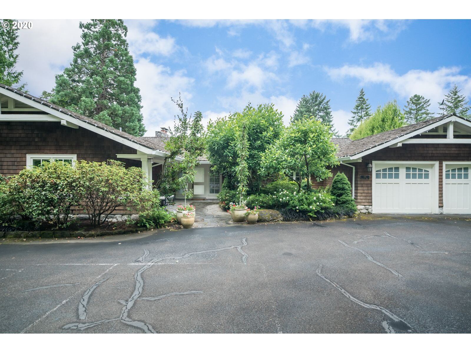 Property Photo: 416 S Edgecliff Rd OR 97219