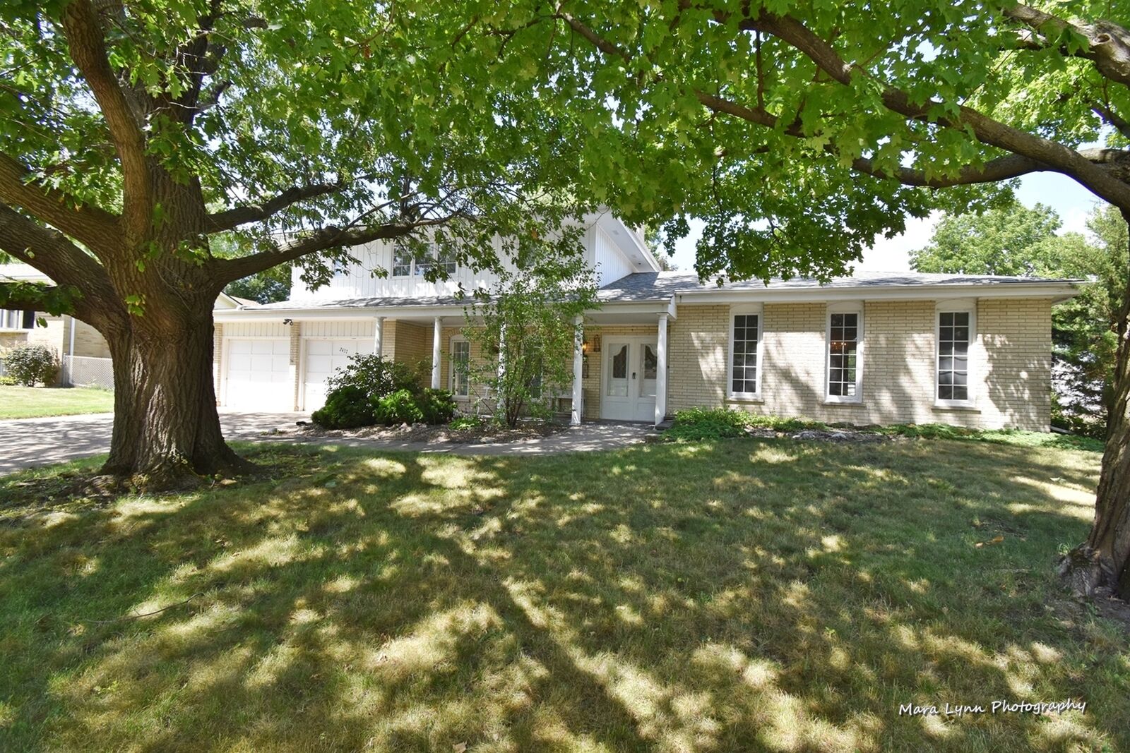 Property Photo:  2437 Cambridge Drive  IL 60506 