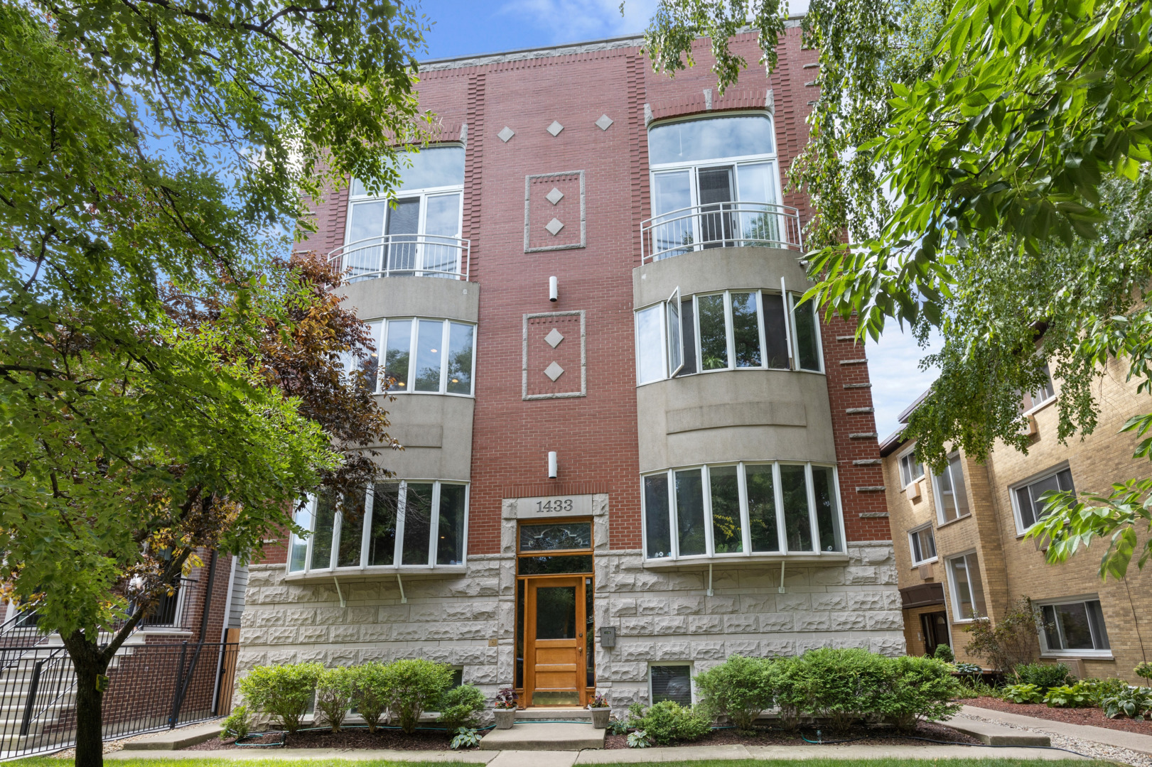 Property Photo:  1433 West Belle Plaine Avenue 2E  IL 60613 