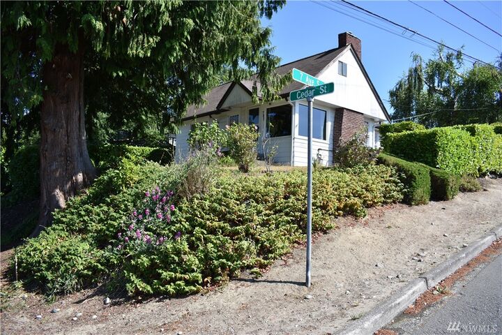 Property Photo: 702 Cedar St WA 98020