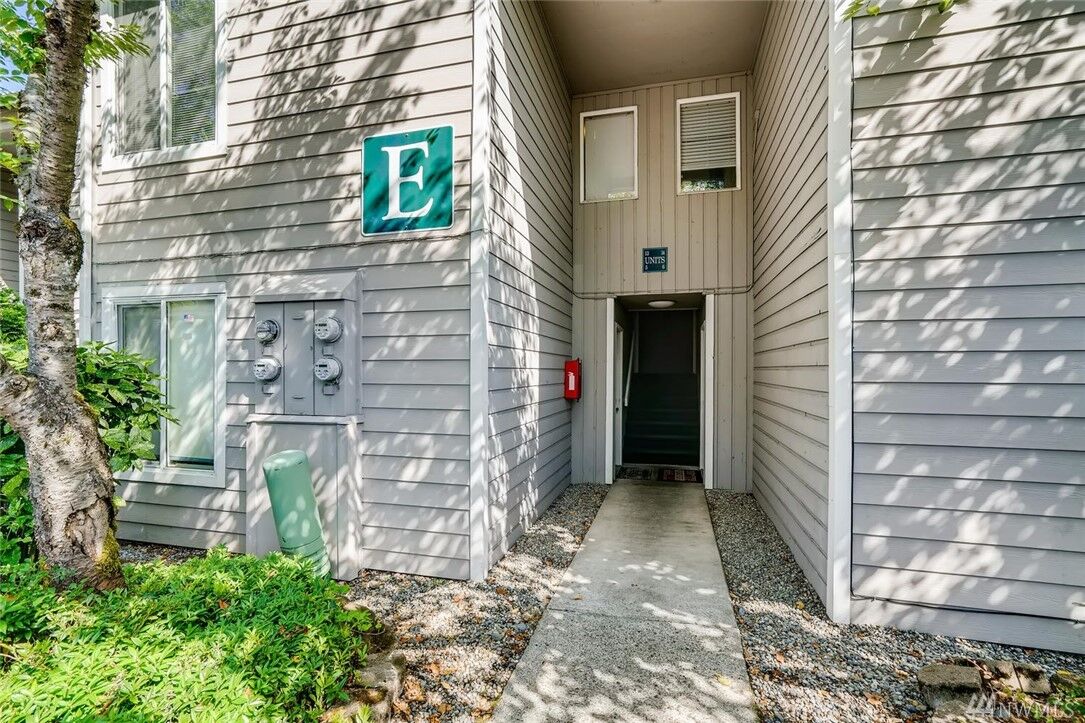 Property Photo:  810 Pike St NE E13  WA 98002 