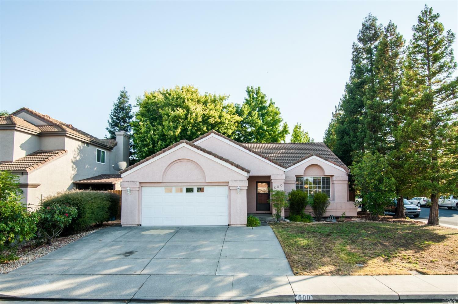 Property Photo: 600 Roscommon Place CA 95688