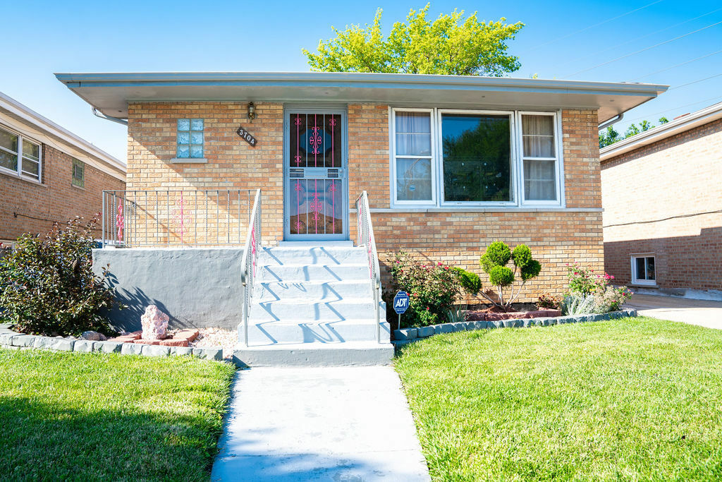 Property Photo: 3704 West Hayford Street IL 60652