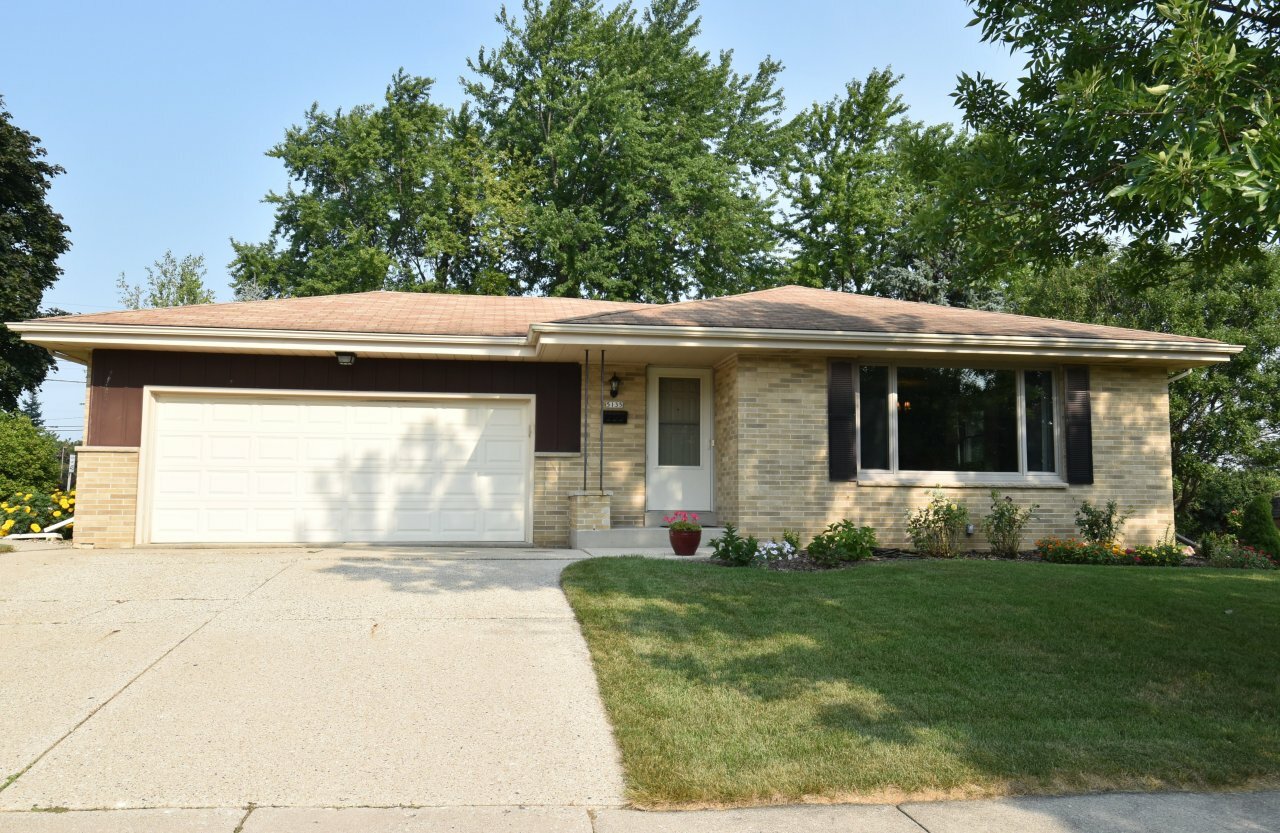 Property Photo: 5135 Maplewood Dr WI 53129