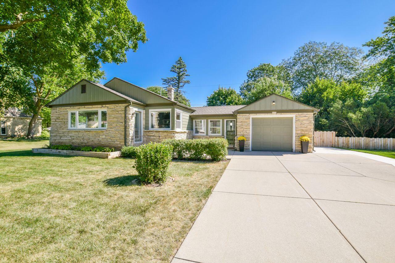 Property Photo: 6956 N Rockledge Ave WI 53209
