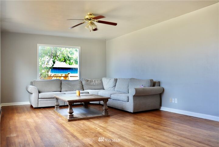 Property Photo:  512 SE Maylor Street  WA 98277 