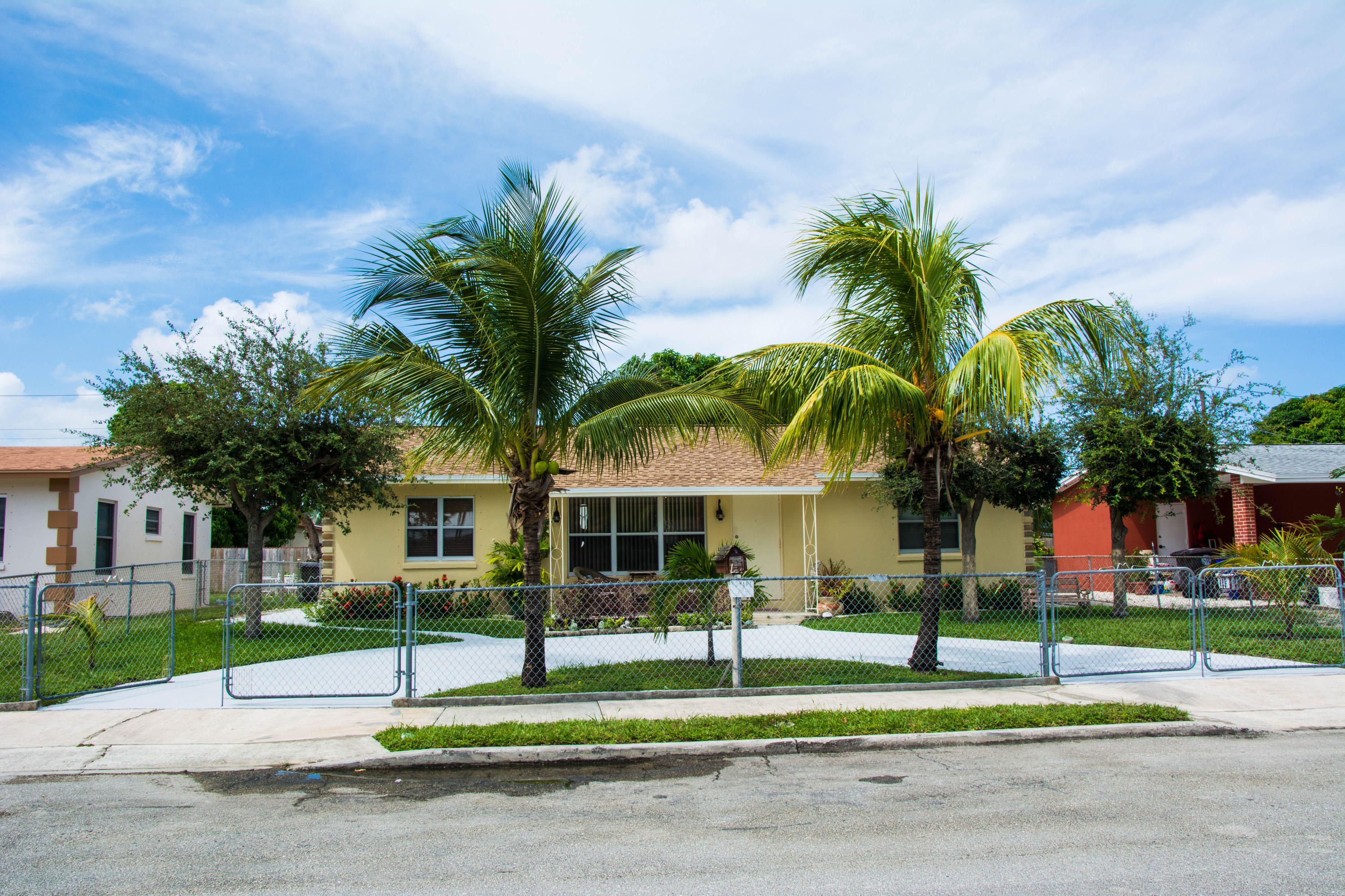 Property Photo:  721 Hillcrest Boulevard  FL 33405 
