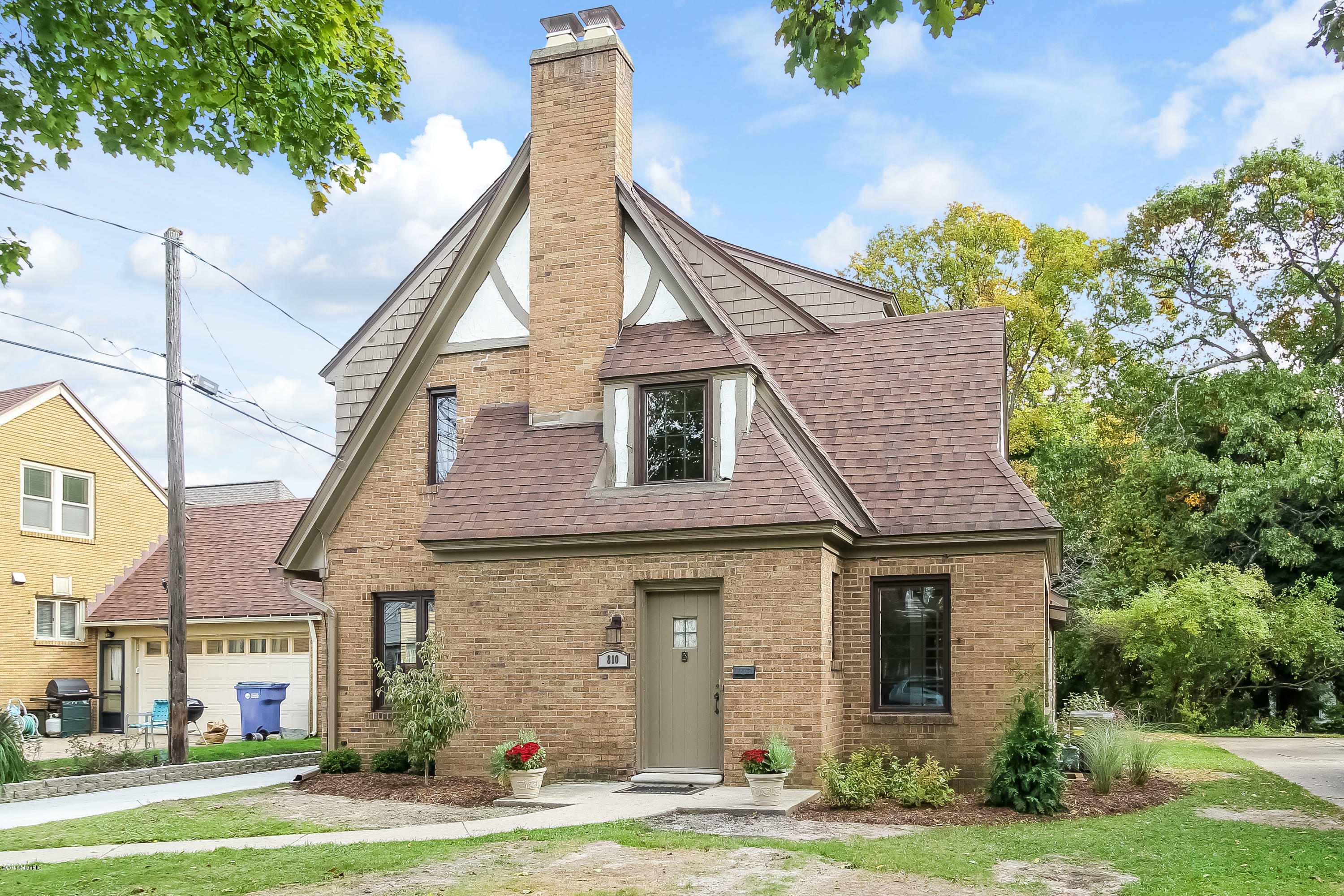 Property Photo:  810 Cadillac Drive SE  MI 49506 