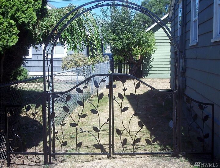 Property Photo: 1623 2nd Street NE WA 98270