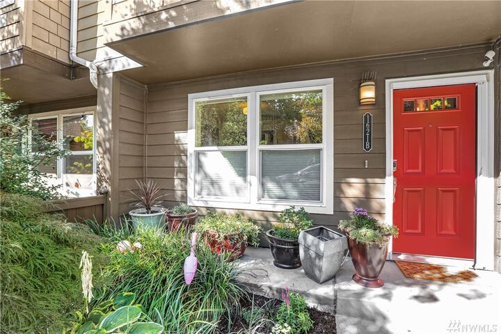 Property Photo:  1621  15th Avenue B  WA 98122 