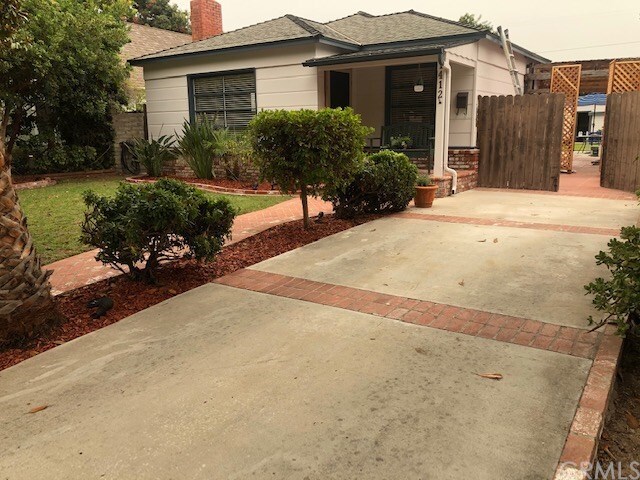 Property Photo: 1412 Acacia Avenue CA 90501