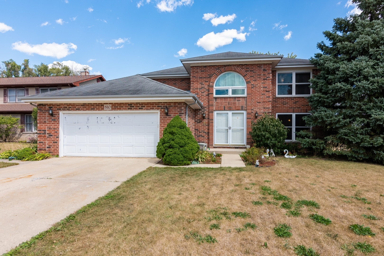 Property Photo: 810 Kent Circle IL 60103