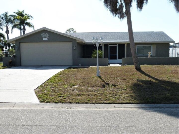 Property Photo: 922 Spindle Palm Way FL 33572
