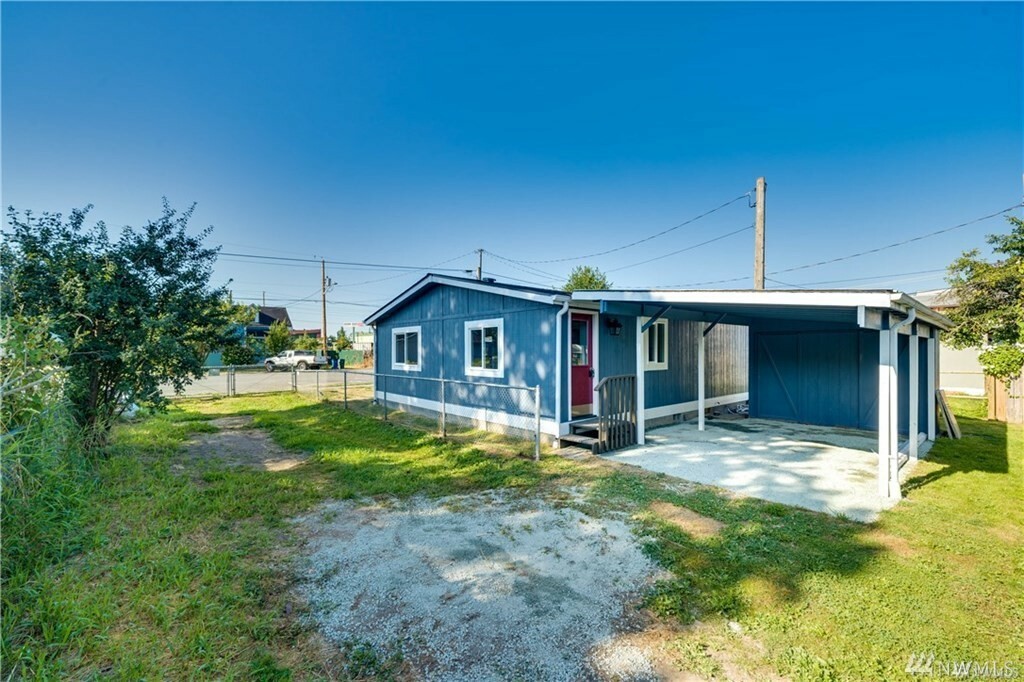 Property Photo:  212 Gibson St  WA 98284 