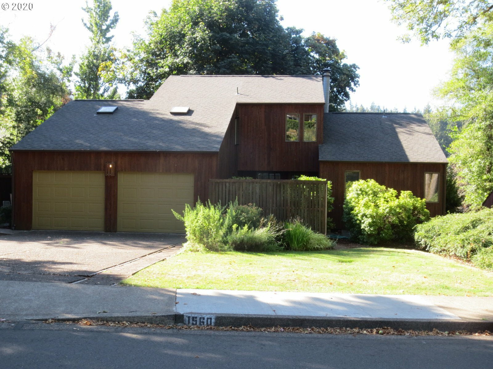 Property Photo:  1560 E 43rd Ave  OR 97405 