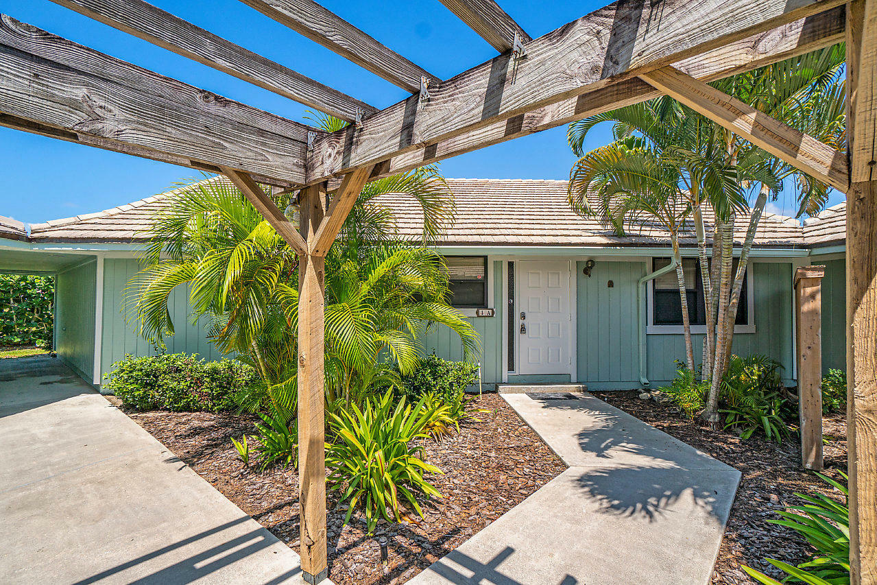 Property Photo:  1127 E Seminole Avenue 1A  FL 33477 