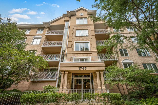 Property Photo: 1745 Pavilion Way 204 IL 60068