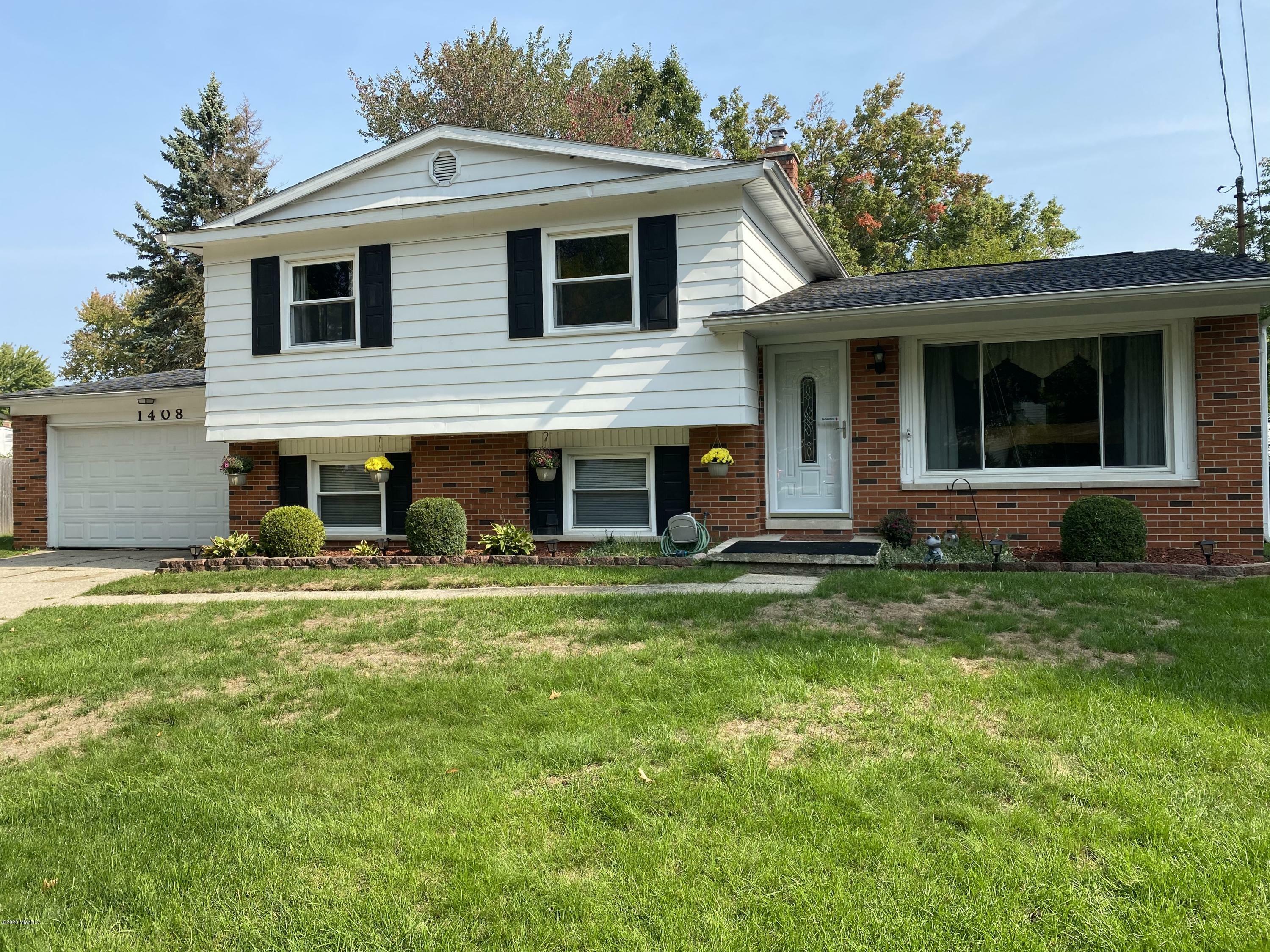 Property Photo:  1408 Regina Avenue  MI 49024 