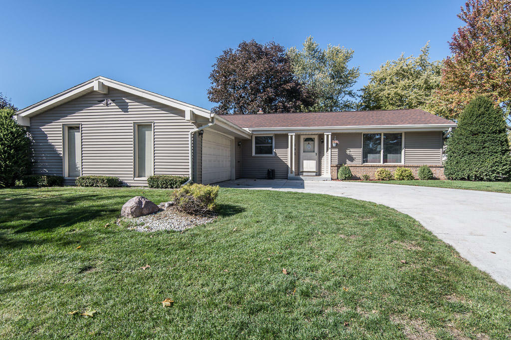 Property Photo:  1808 Cottonwood Dr  WI 53189 