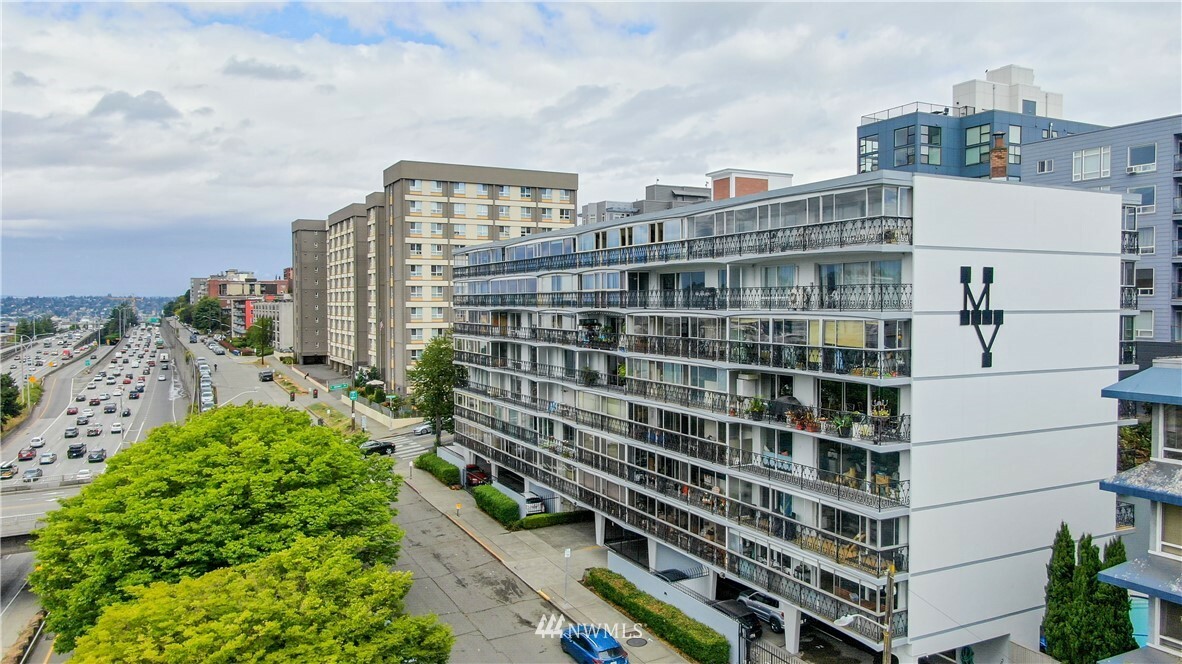 Property Photo:  1740 Melrose Avenue 402  WA 98122 