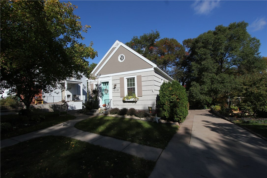 Property Photo: 1010 E Grand Avenue WI 54701