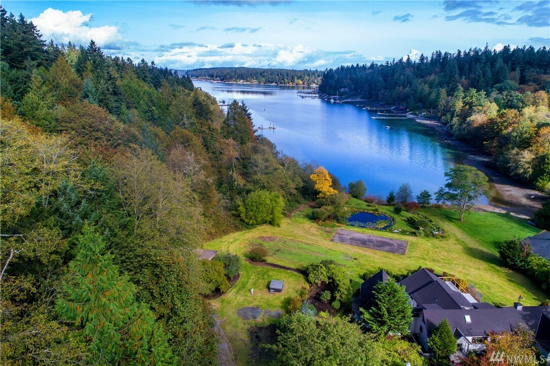 Property Photo:  10458 Arrow Point Dr NE  WA 98110 