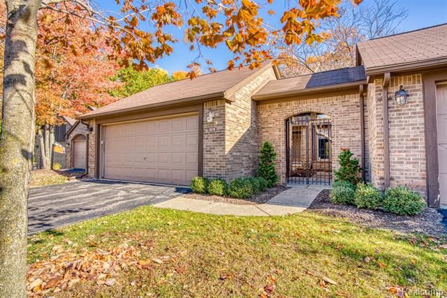 30216 Oakview Way  Bingham Farms Vlg MI 48025 photo