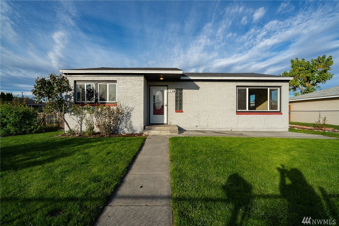 Property Photo:  1146 Gem Ave  WA 98837 