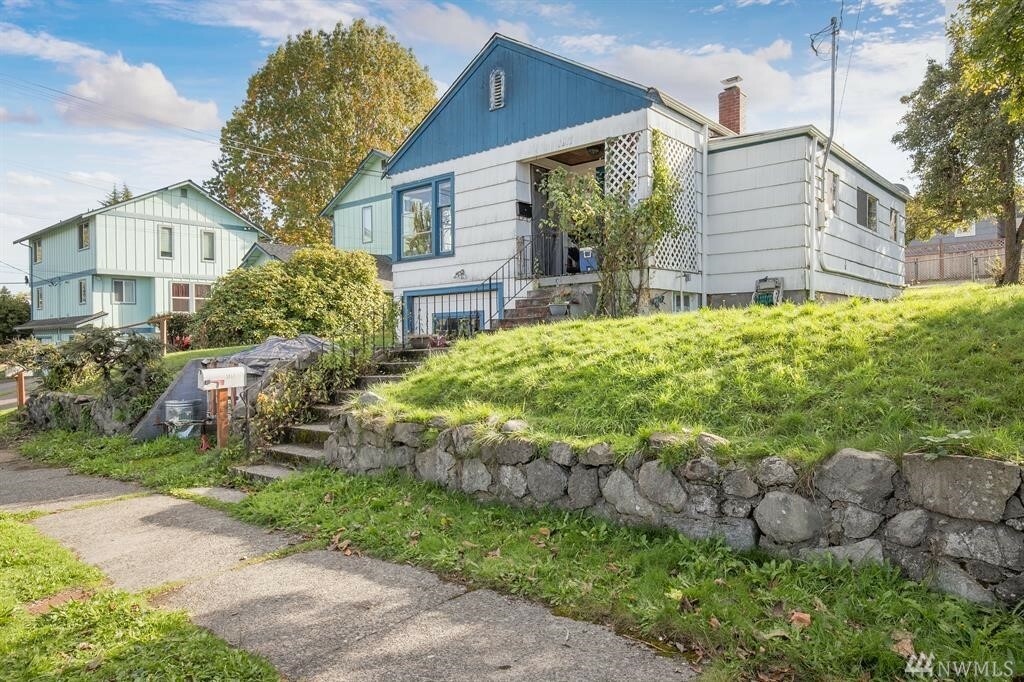 Property Photo: 1911 8th St WA 98337