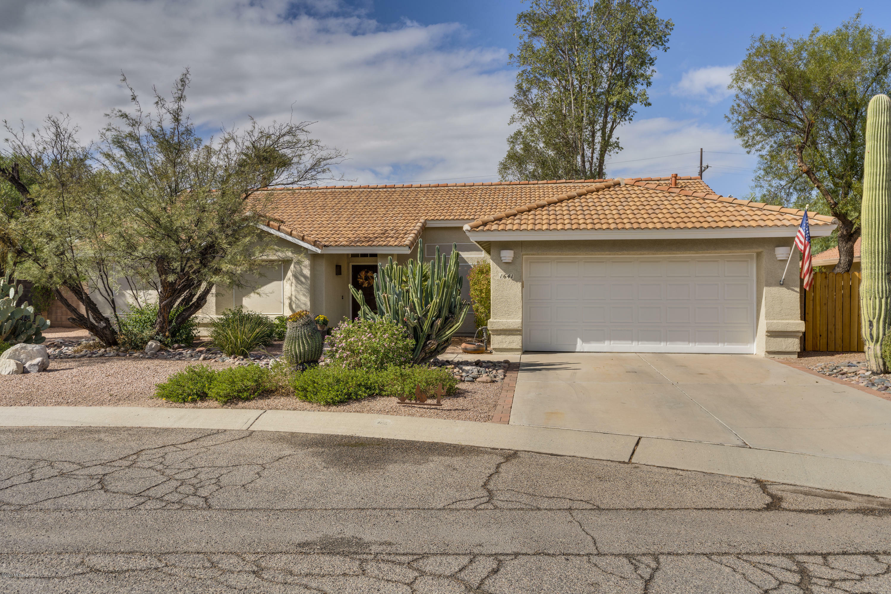 Property Photo:  1641 N Fox Run Place  AZ 85715 