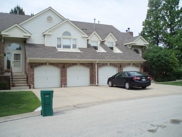 Property Photo:  2500 Live Oak Lane  IL 60089 