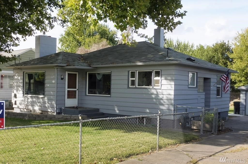 Property Photo:  412 SW 4th St  WA 99324 