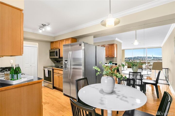 Property Photo:  4540 8th Ave NE 2103  WA 98105 