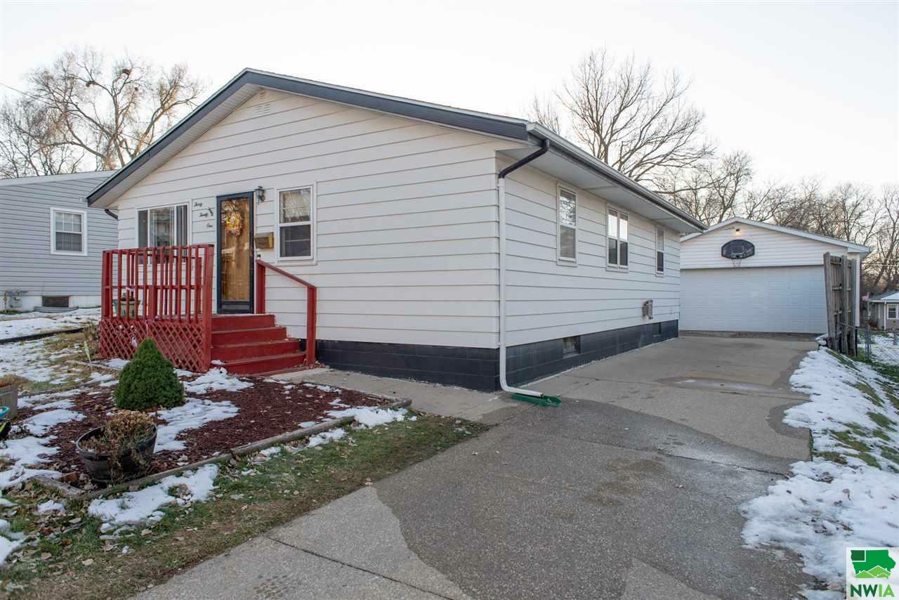 Property Photo:  3021 Douglas  IA 51104 