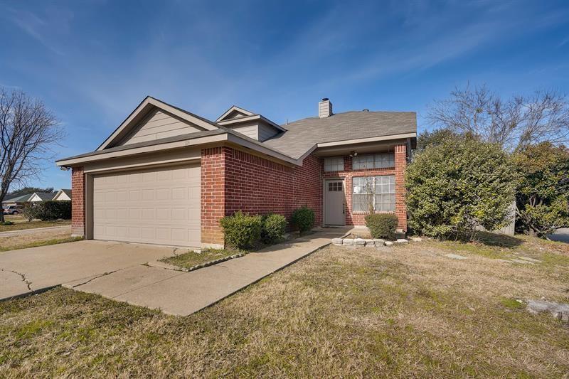 Property Photo: 814 Forest Oaks Drive TX 75052