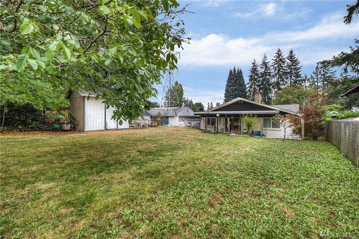 Property Photo:  3806 NE 7th St  WA 98056 