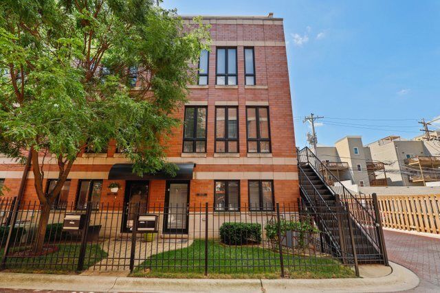 Property Photo: 3150 N Lakewood Avenue 7 IL 60657