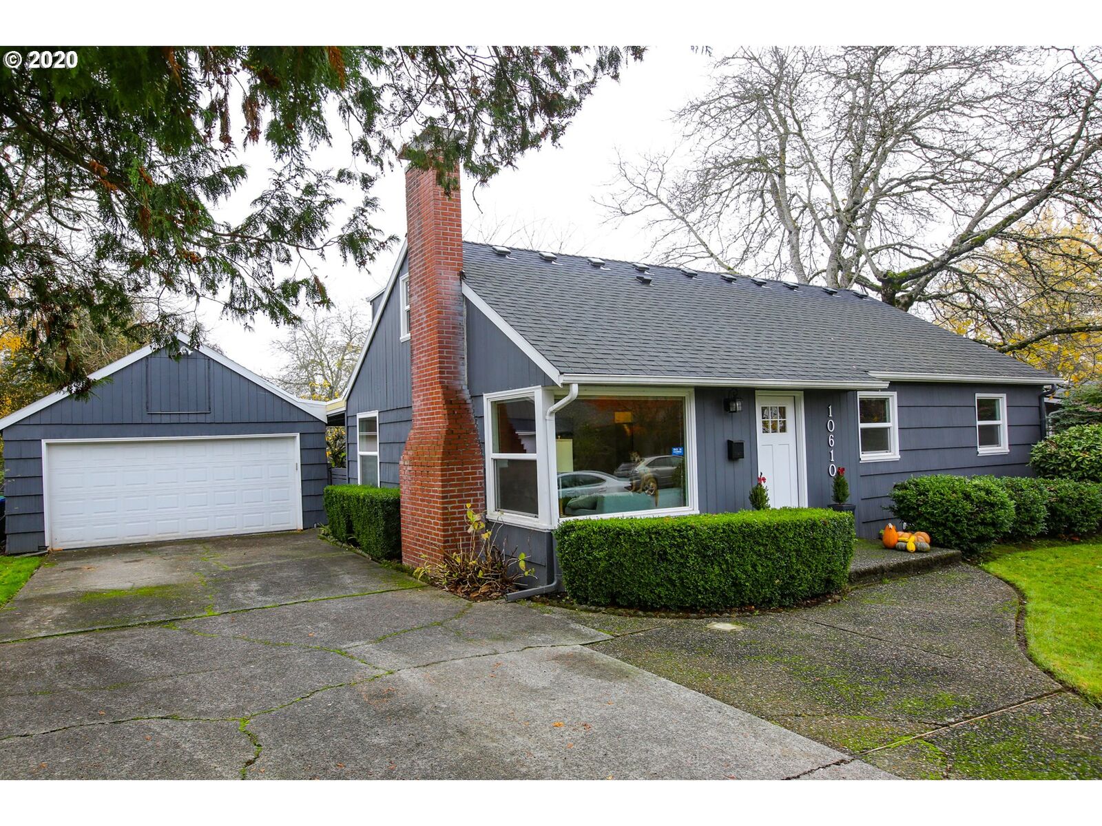 Property Photo:  10610 NE Russell Ct  OR 97220 