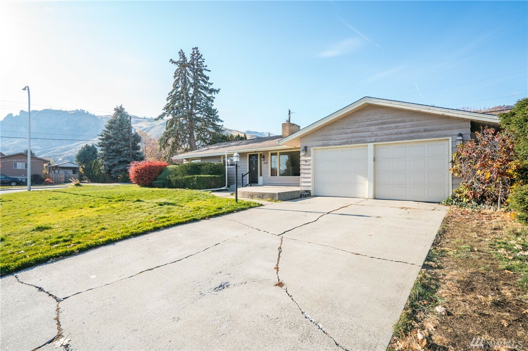 Property Photo:  628 Marian Ave  WA 98801 