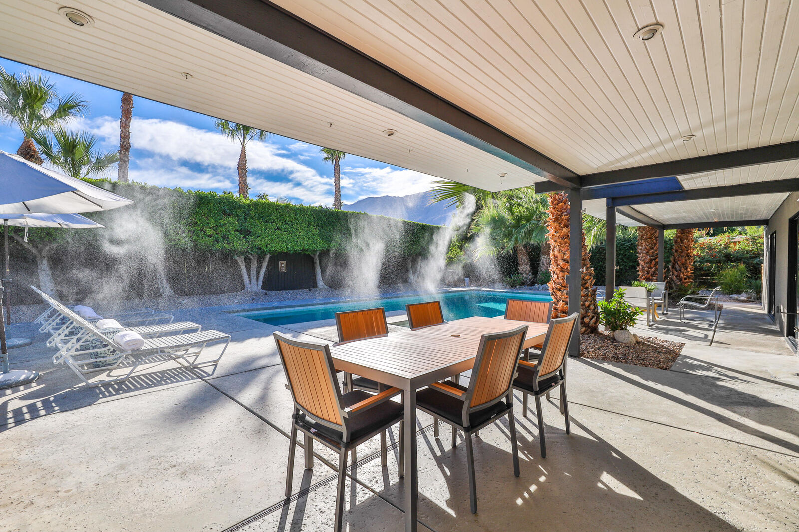 Property Photo:  1093 E Via Escuela  CA 92262 