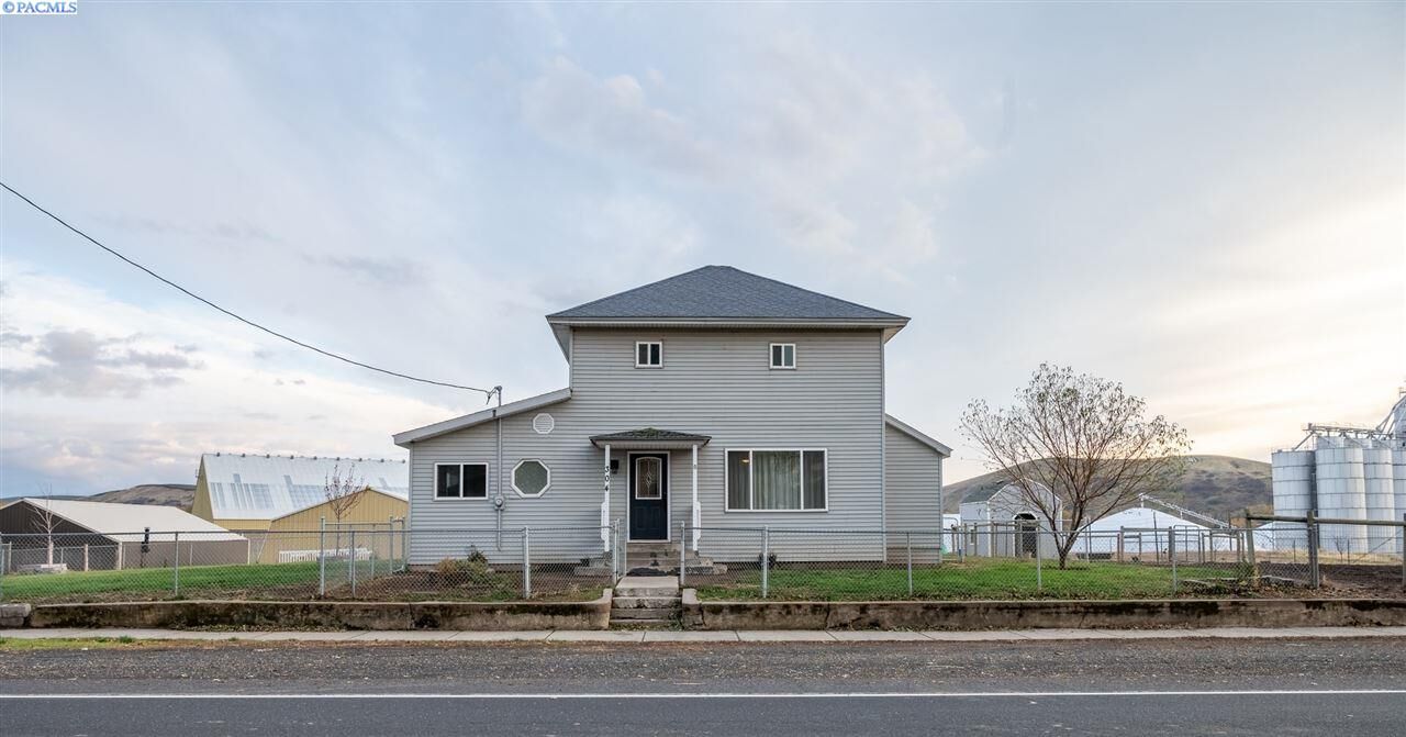 Property Photo: 304 East 2nd St WA 99348