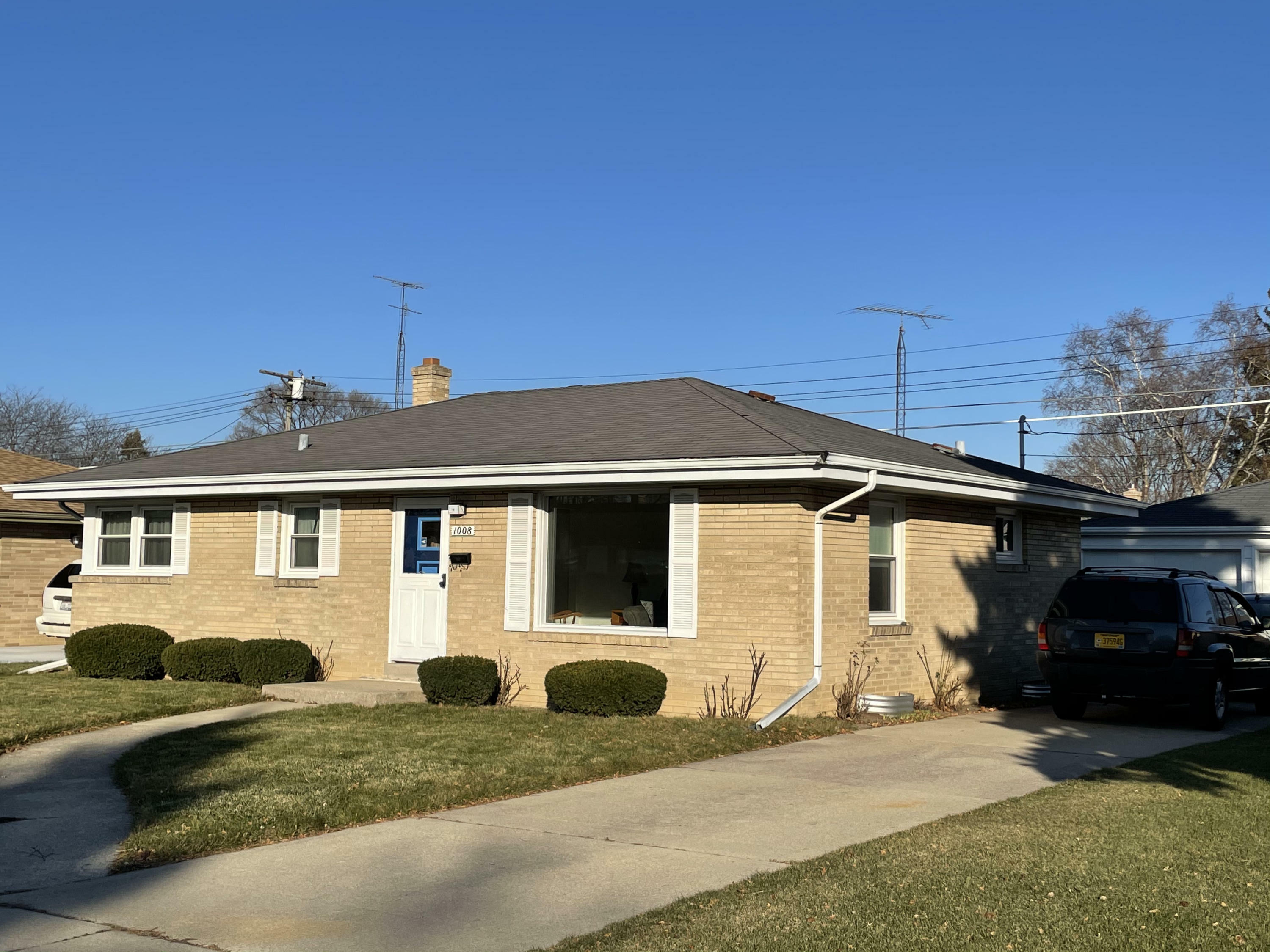 Property Photo:  1008 Montclair Dr  WI 53402 