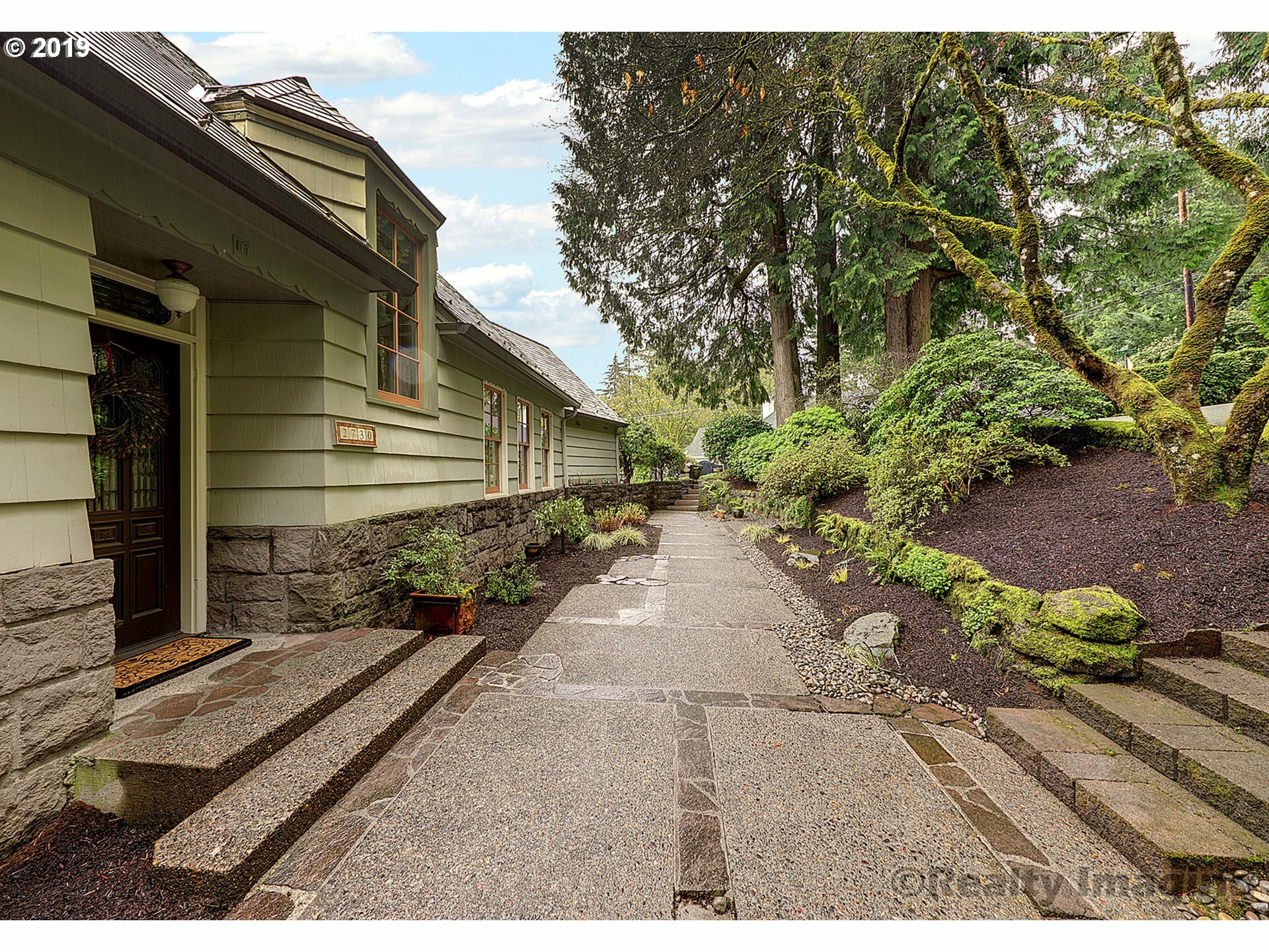 Property Photo: 2730 SW English Ct OR 97201