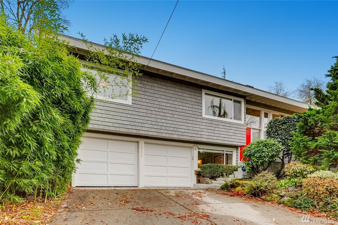 Property Photo: 9811 SE 40th St WA 98040
