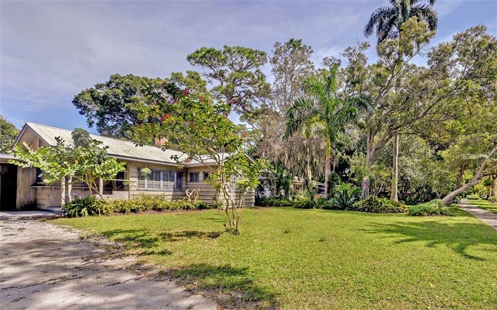 Property Photo:  429 Woodland Drive  FL 34234 