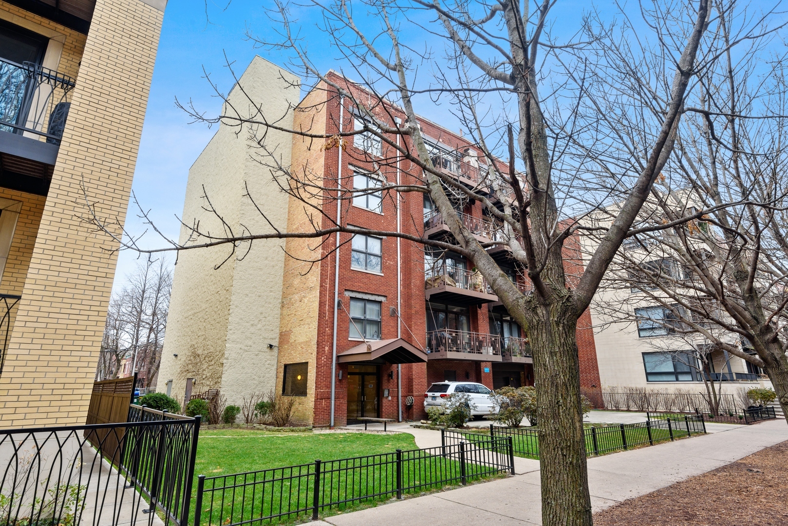 Property Photo:  2225 W Wabansia Avenue 404  IL 60647 