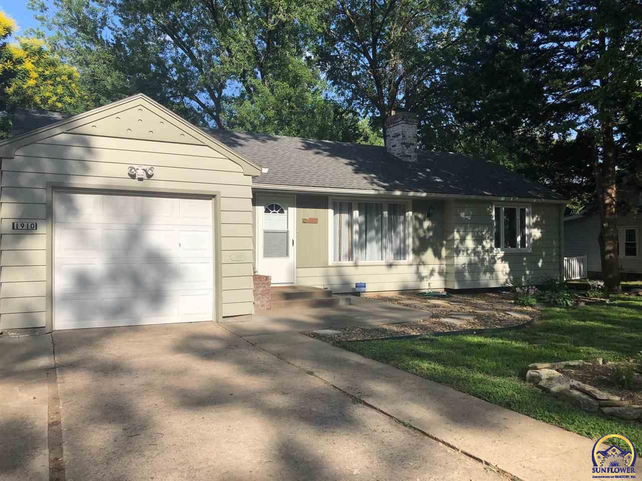 Property Photo: 1910 SW Arnold Ave KS 66604