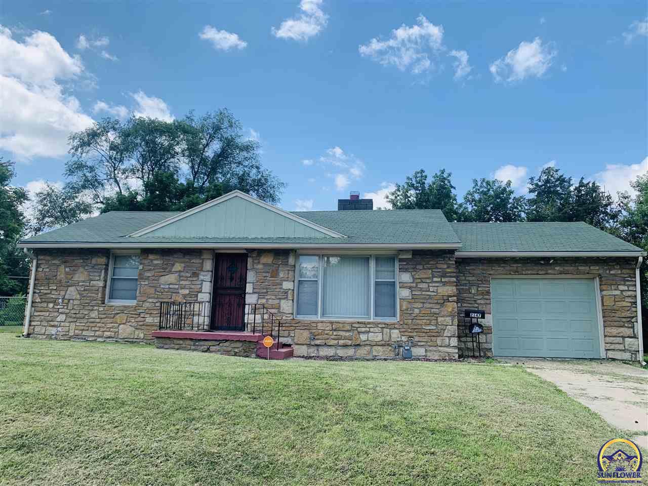 Property Photo:  2147 SE Adams St  KS 66605 